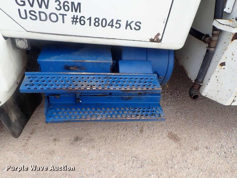 image for item DI4648 1992 International 4900  fuel truck