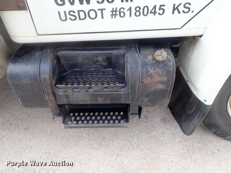 image for item DI4648 1992 International 4900  fuel truck