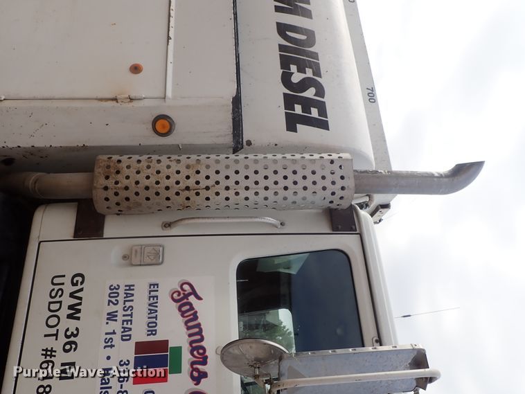 image for item DI4648 1992 International 4900  fuel truck