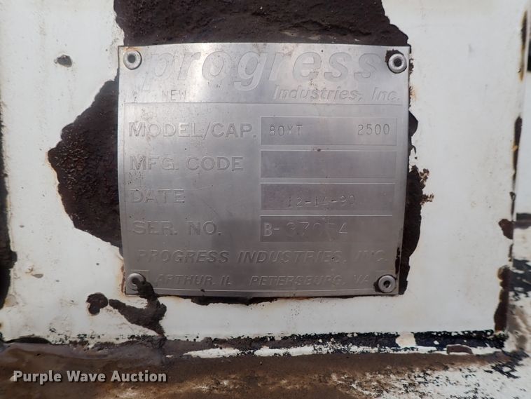 image for item DI4648 1992 International 4900  fuel truck