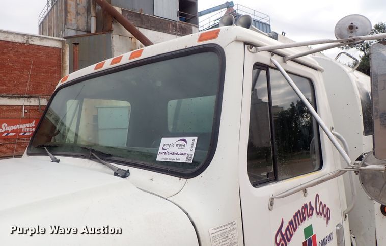 image for item DI4648 1992 International 4900  fuel truck