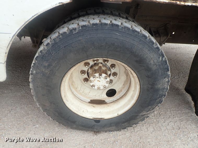 image for item DI4648 1992 International 4900  fuel truck