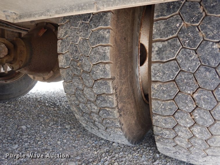 image for item DJ4361 1998 International 4700  service truck with crane