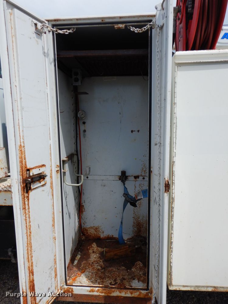 image for item DJ4361 1998 International 4700  service truck with crane