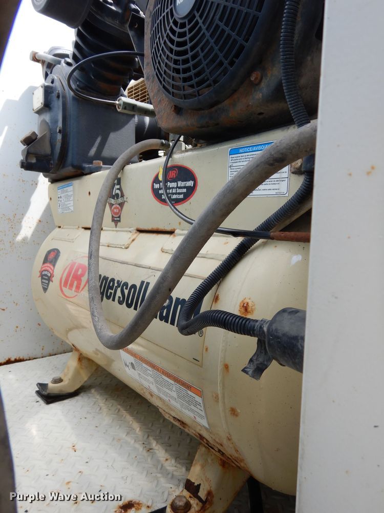 image for item DJ4361 1998 International 4700  service truck with crane