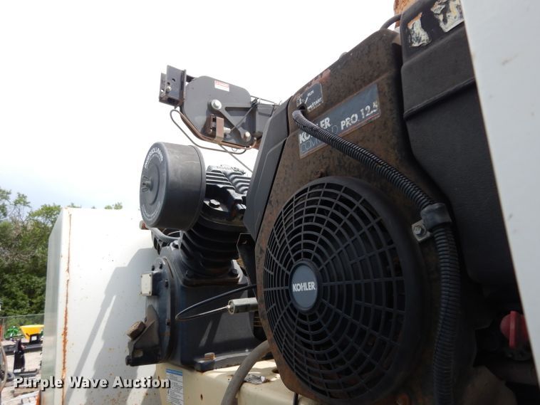 image for item DJ4361 1998 International 4700  service truck with crane