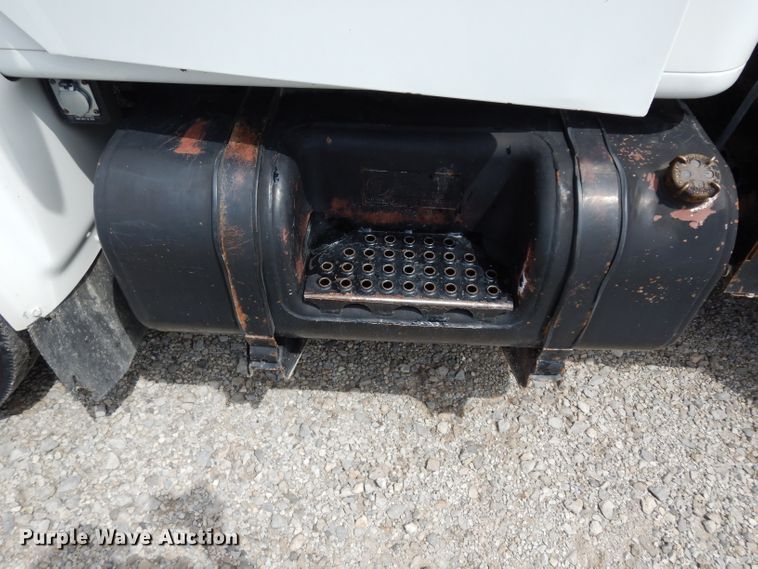 image for item DJ4361 1998 International 4700  service truck with crane