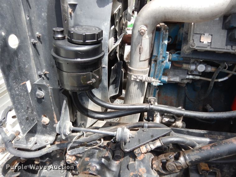 image for item DJ4361 1998 International 4700  service truck with crane