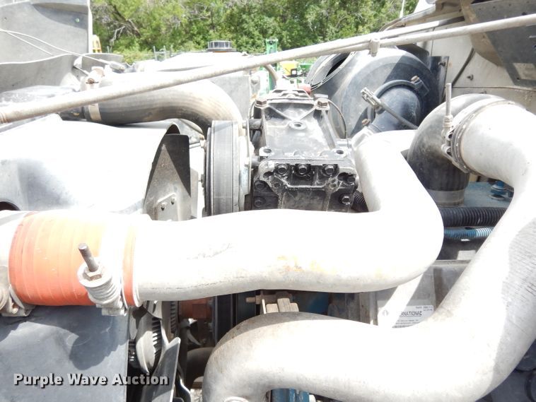 image for item DJ4361 1998 International 4700  service truck with crane