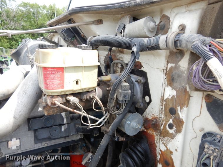 image for item DJ4361 1998 International 4700  service truck with crane