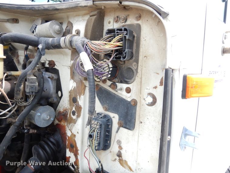 image for item DJ4361 1998 International 4700  service truck with crane