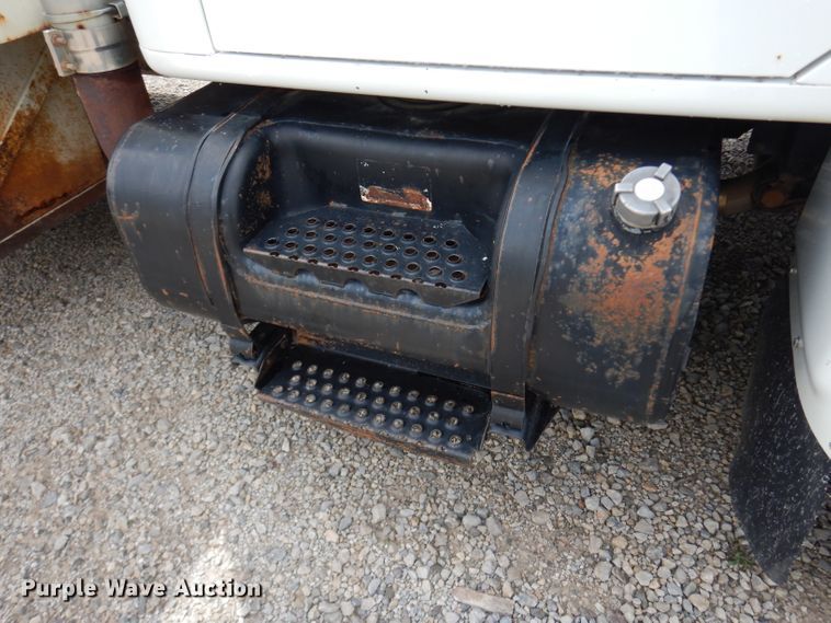 image for item DJ4361 1998 International 4700  service truck with crane