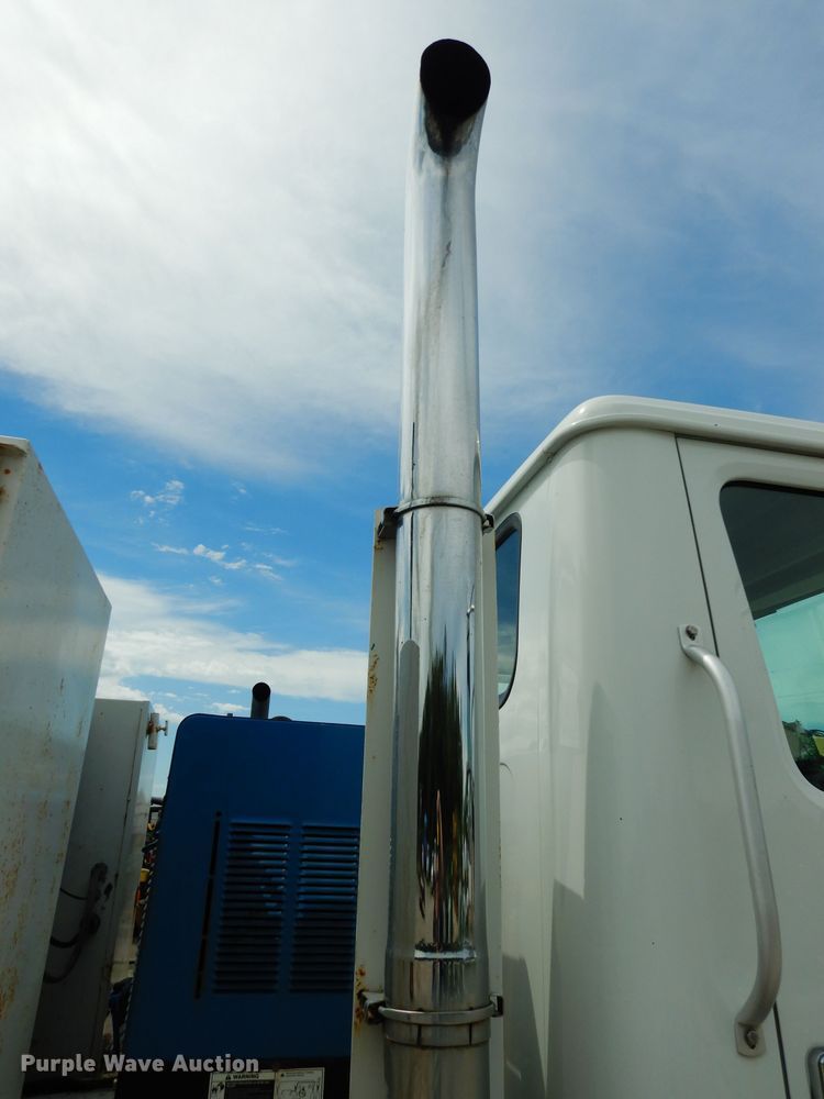 image for item DJ4361 1998 International 4700  service truck with crane