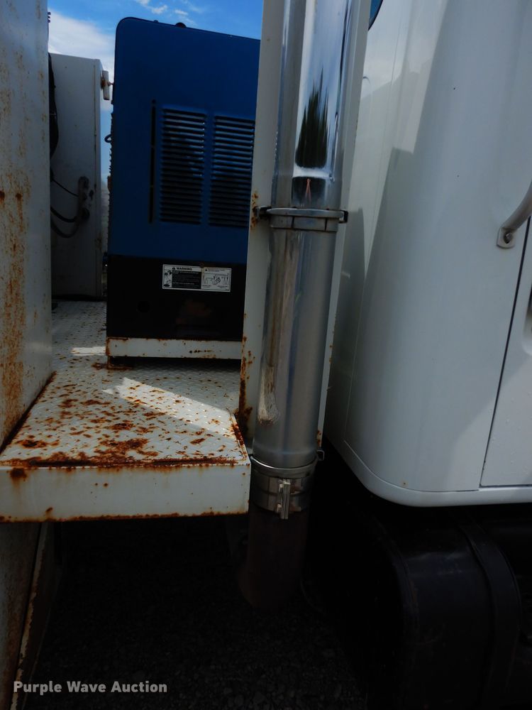 image for item DJ4361 1998 International 4700  service truck with crane