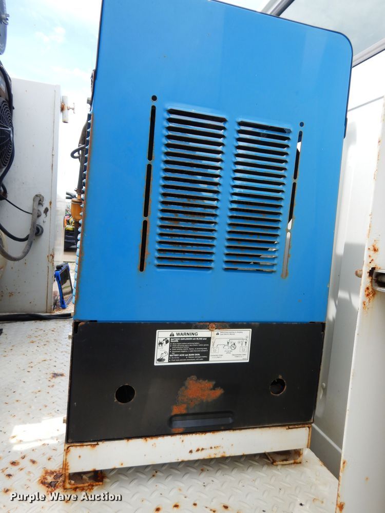 image for item DJ4361 1998 International 4700  service truck with crane