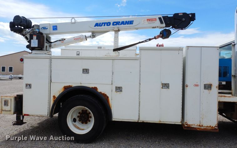 image for item DJ4361 1998 International 4700  service truck with crane