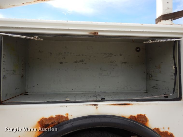 image for item DJ4361 1998 International 4700  service truck with crane