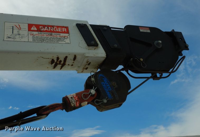 image for item DJ4361 1998 International 4700  service truck with crane