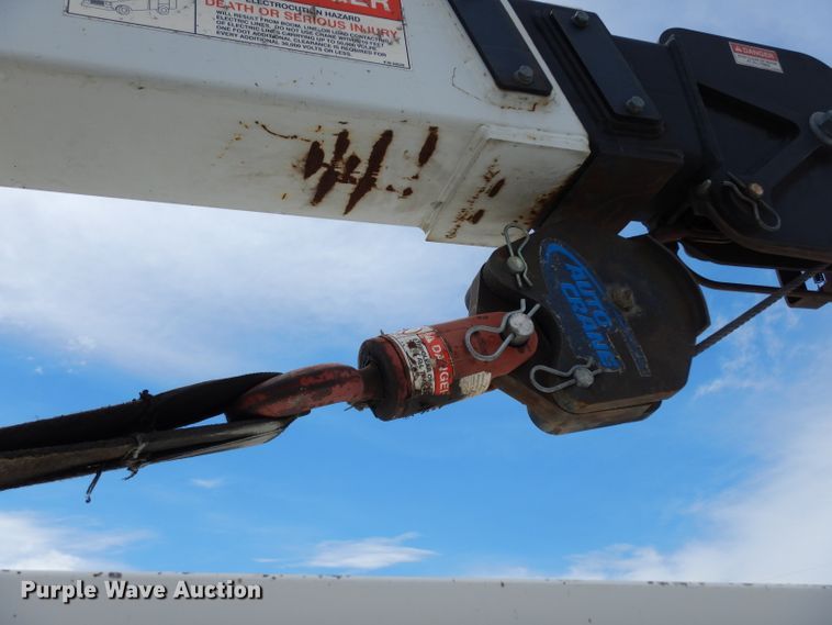 image for item DJ4361 1998 International 4700  service truck with crane