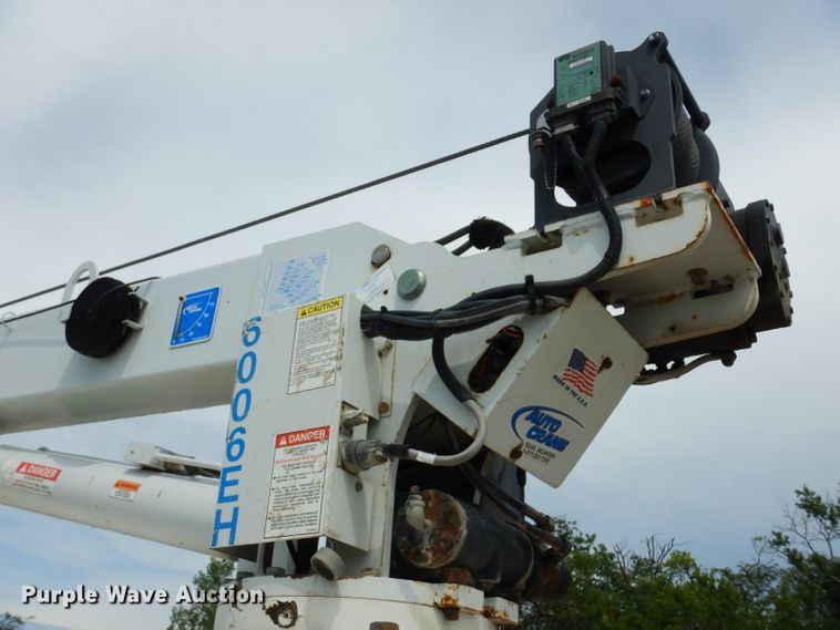 image for item DJ4361 1998 International 4700  service truck with crane