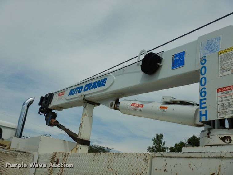 image for item DJ4361 1998 International 4700  service truck with crane