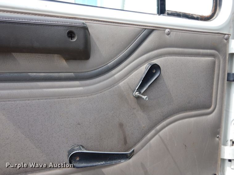 image for item DJ4361 1998 International 4700  service truck with crane