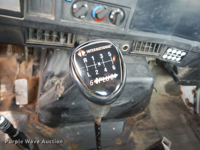 image for item DJ4361 1998 International 4700  service truck with crane