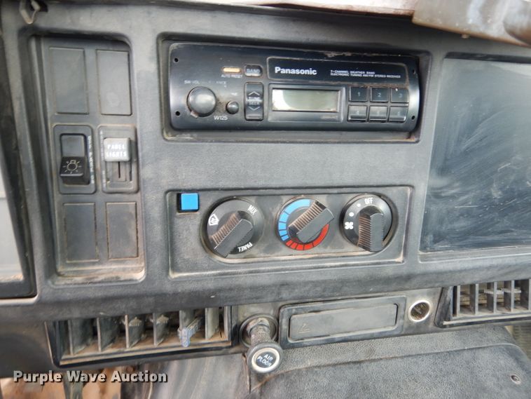 image for item DJ4361 1998 International 4700  service truck with crane