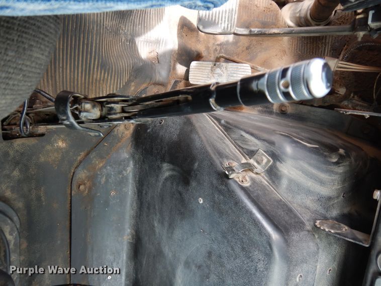 image for item DJ4361 1998 International 4700  service truck with crane