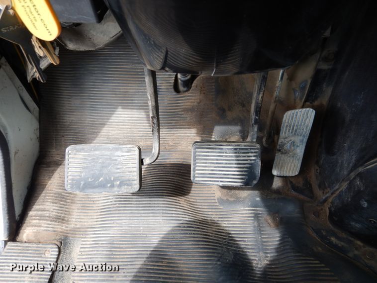 image for item DJ4361 1998 International 4700  service truck with crane