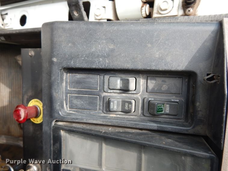 image for item DJ4361 1998 International 4700  service truck with crane