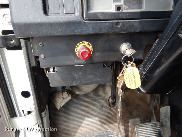 image for item DJ4361 1998 International 4700  service truck with crane