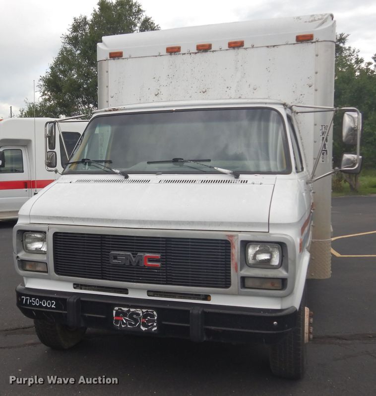 image for item DJ4370 1994 GMC G3500  box truck