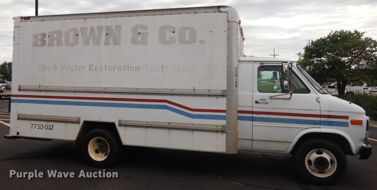image for item DJ4370 1994 GMC G3500  box truck