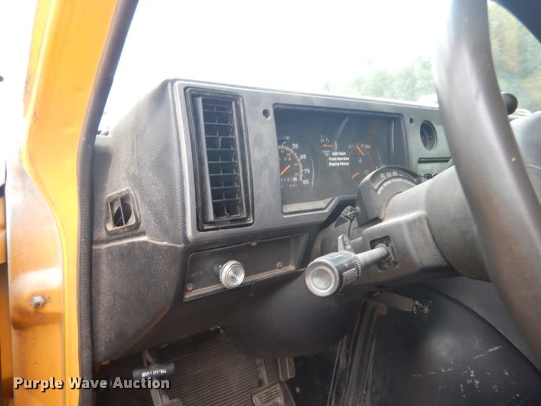 image for item DJ4370 1994 GMC G3500  box truck