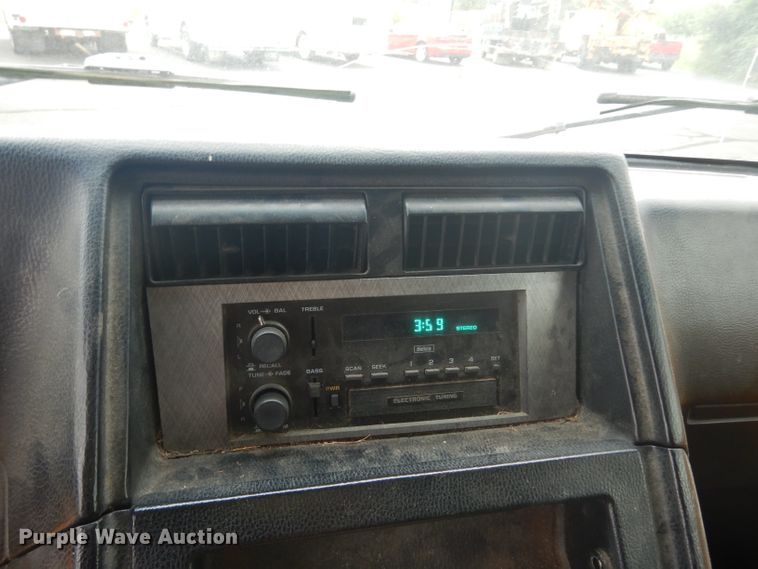 image for item DJ4370 1994 GMC G3500  box truck
