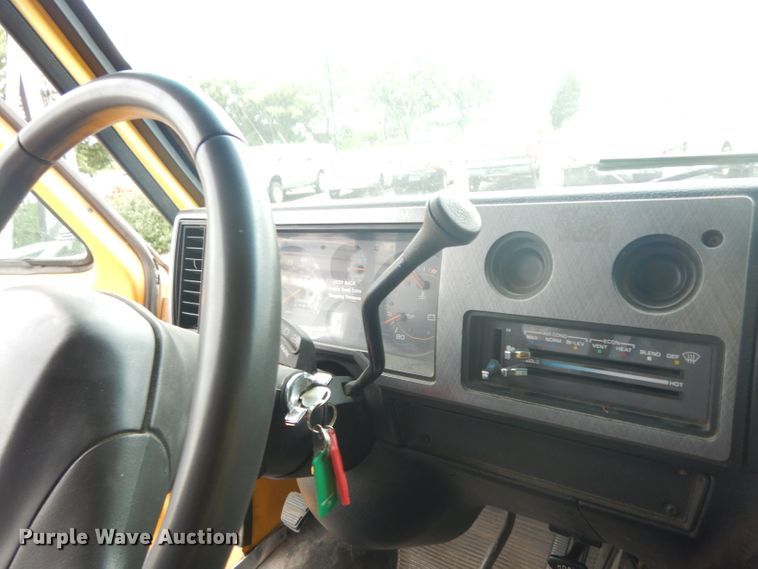 image for item DJ4370 1994 GMC G3500  box truck