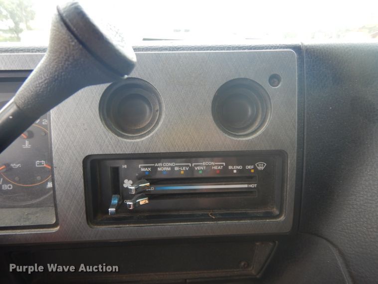 image for item DJ4370 1994 GMC G3500  box truck
