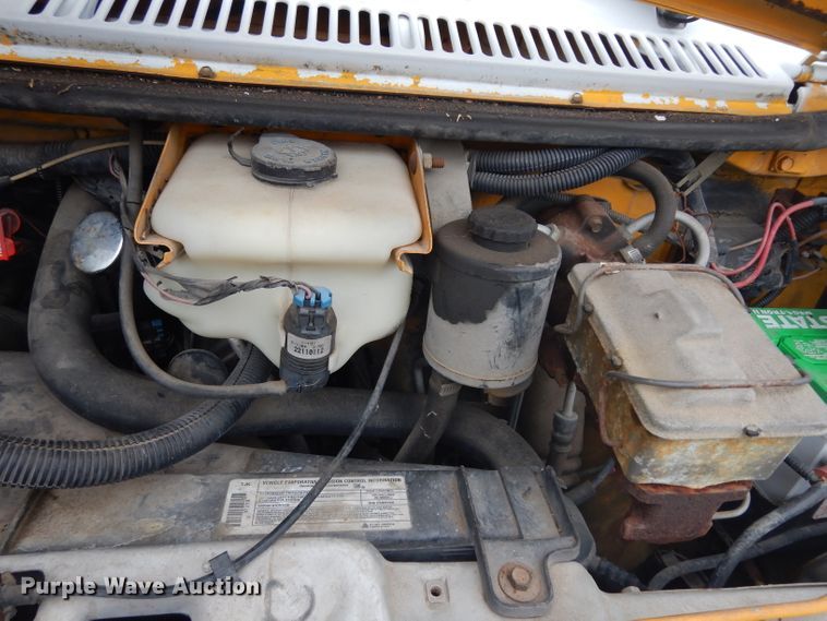 image for item DJ4370 1994 GMC G3500  box truck