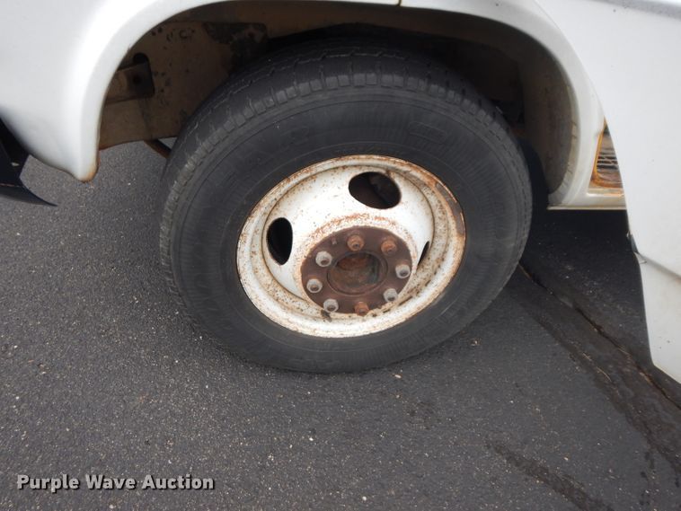 image for item DJ4370 1994 GMC G3500  box truck