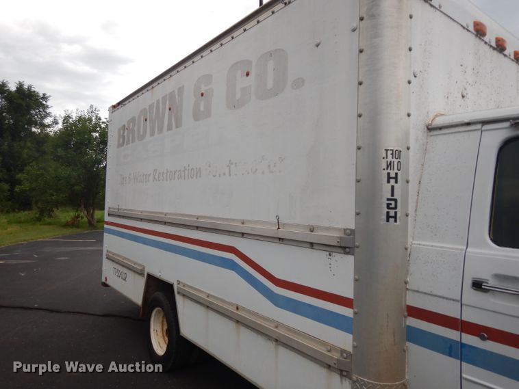 image for item DJ4370 1994 GMC G3500  box truck