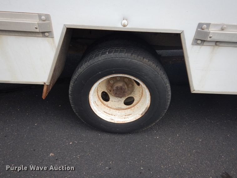 image for item DJ4370 1994 GMC G3500  box truck