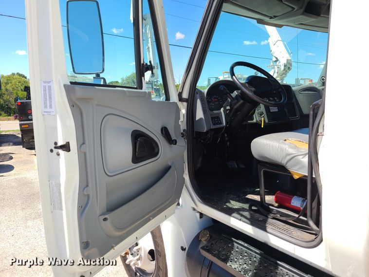 image for item EL9984 2008 International 4200  box truck