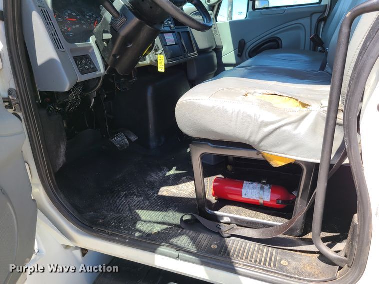 image for item EL9984 2008 International 4200  box truck