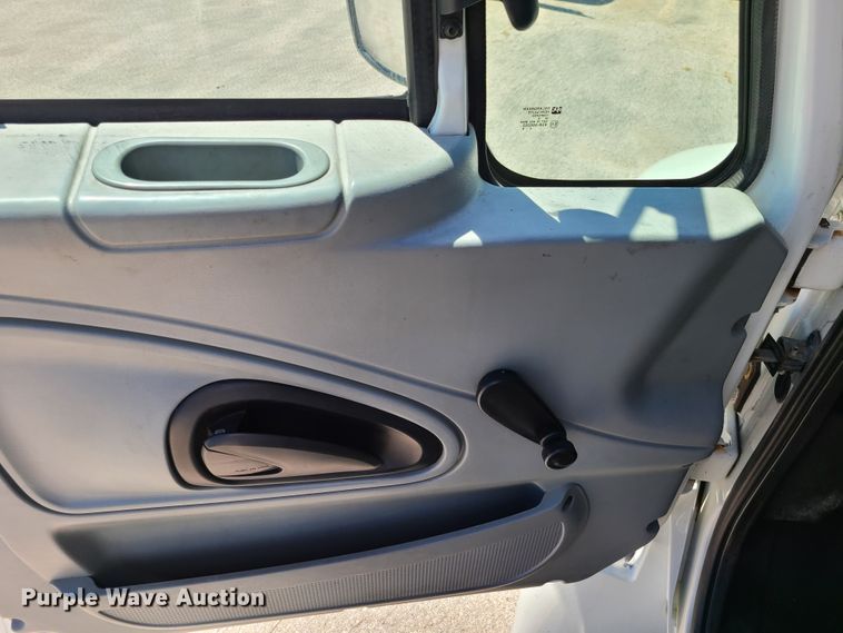 image for item EL9984 2008 International 4200  box truck