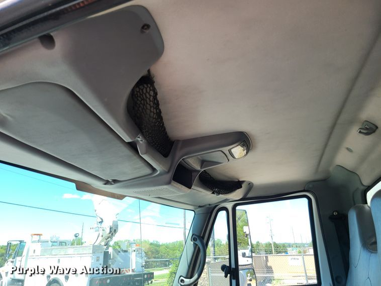 image for item EL9984 2008 International 4200  box truck