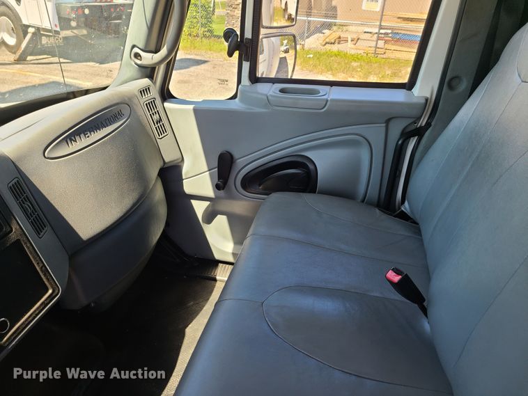 image for item EL9984 2008 International 4200  box truck