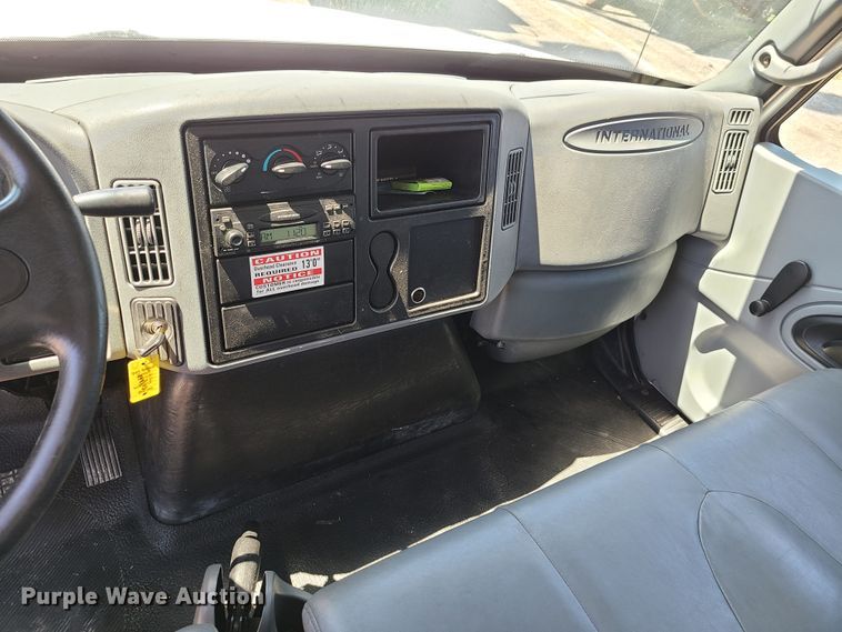 image for item EL9984 2008 International 4200  box truck