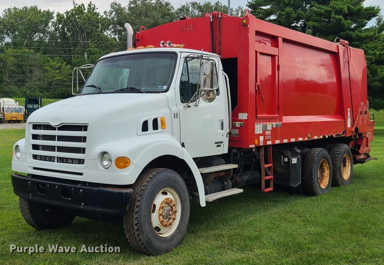image for item EZ9121 2005 Sterling L-Line  refuse truck
