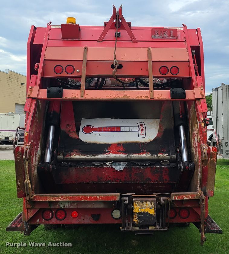 image for item EZ9121 2005 Sterling L-Line  refuse truck